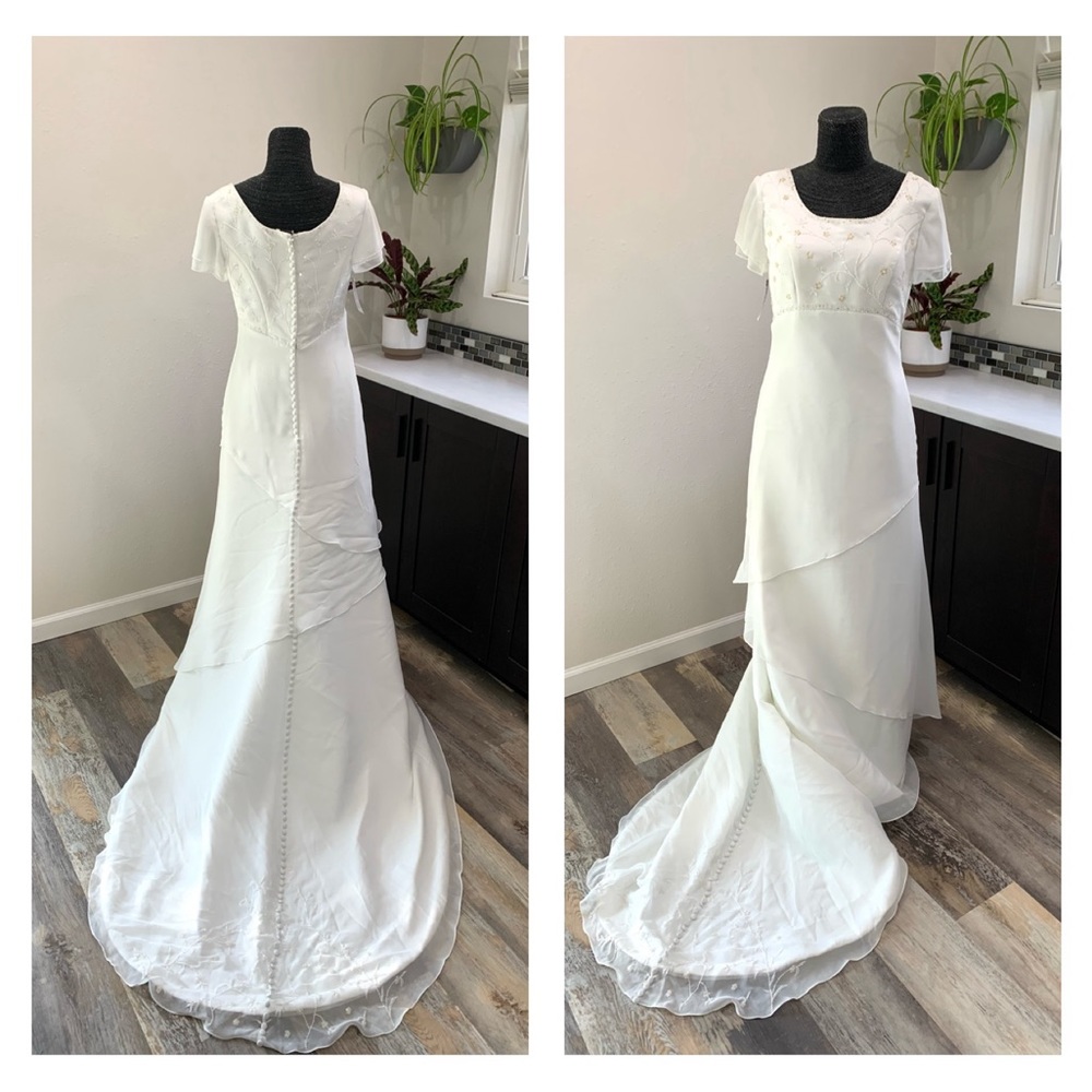 🚫SOLD🚫Modest White Tiered Wedding Gown Sz 12